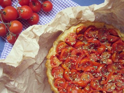 Tarta tatin de tomates, fácil y con solo un ingrediente estrella, ideal para aprovechar la oferta de tomates