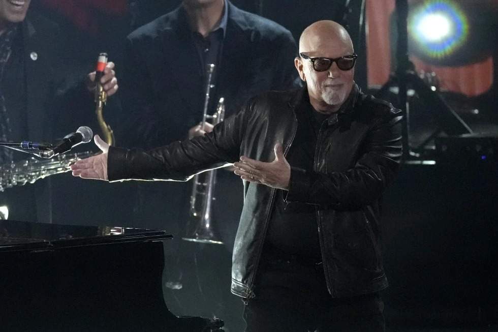 Billy Joel interpreta "You May Be Right" durante la 66.ª edición de los Premios Grammy, el domingo 4 de febrero de 2024, en Los Ángeles.