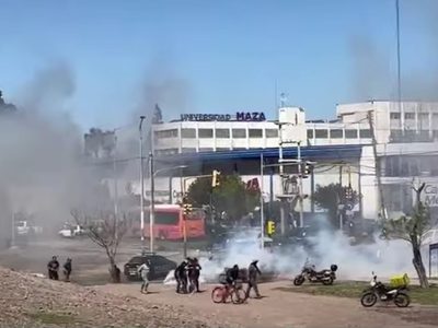 Vecinos y policías se enfrentaron por la carne del camión volcado en Guaymallén