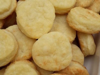 Bizcochitos de queso con 3 ingredientes: fáciles de preparar en casa para acompañar tus próximos mates