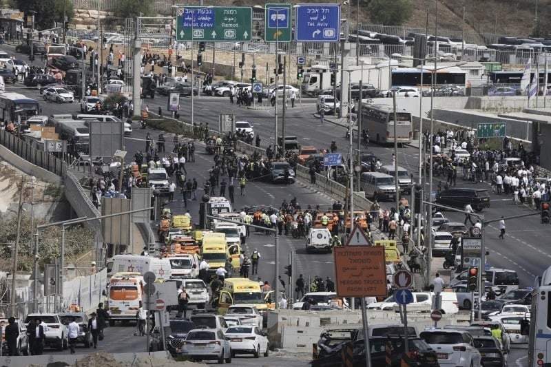 La policía israelí y los equipos de rescate acudieron al lugar de un tiroteo en el que varias personas murieron y resultaron heridas en Jerusalén, el lunes 8 de septiembre de 2025.
