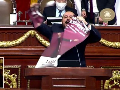 Diputado del PAN acusado de violencia familiar rompe cartel con imagen de AMLO