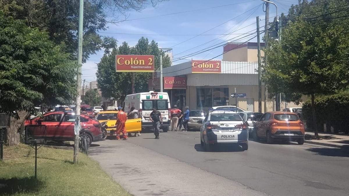 El triple choque ocurrió en San Martín y Casilda de Neuquén. Fuente: (Marcelo Castro)