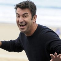 Las divertidas pistas de Arturo Valls para revelar qué presentador está "rodeado de suerte"
