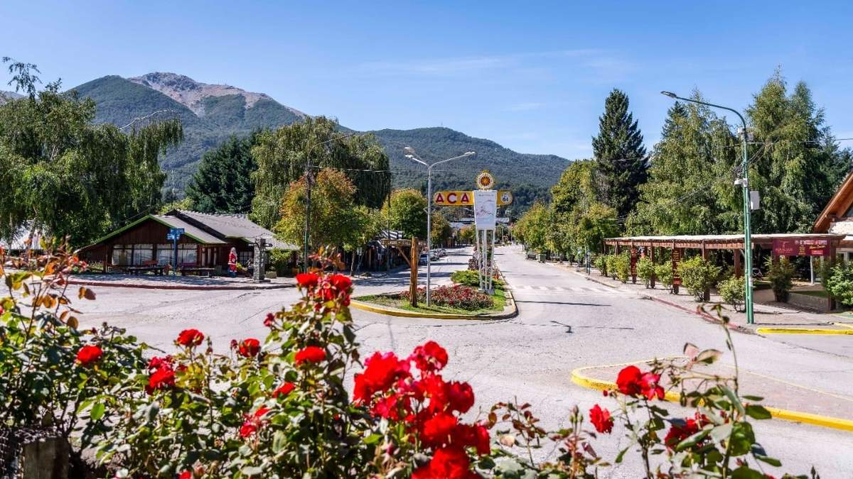 Postal de la zona centro de Villa La Angostura. Fuente: (Twitter)