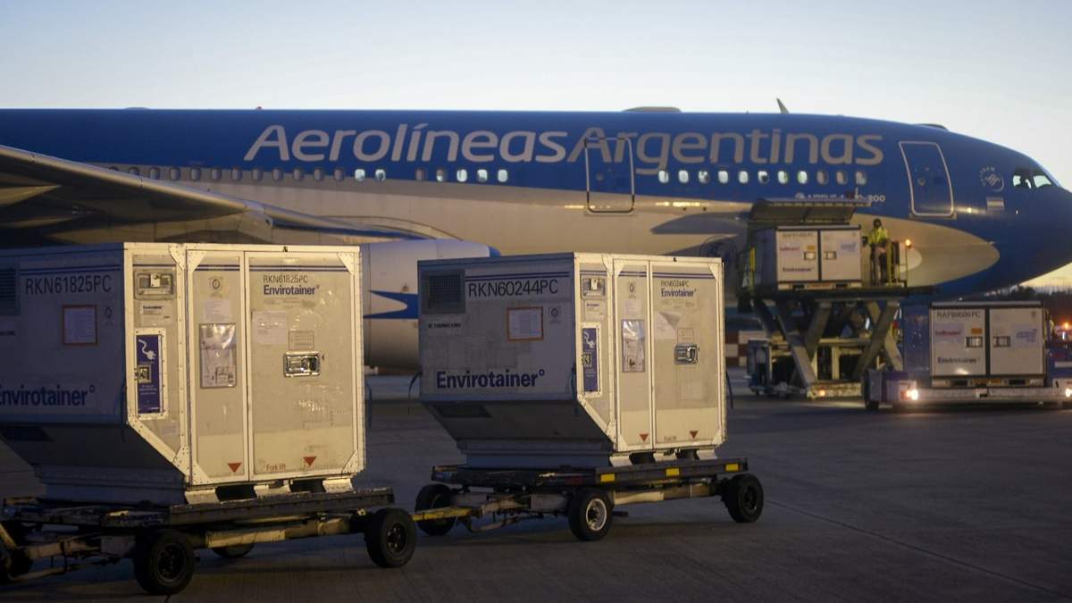 Aerolíneas Argentinas se encarga de la mayoría de los traslados de vacunas. Fuente: (Twitter)