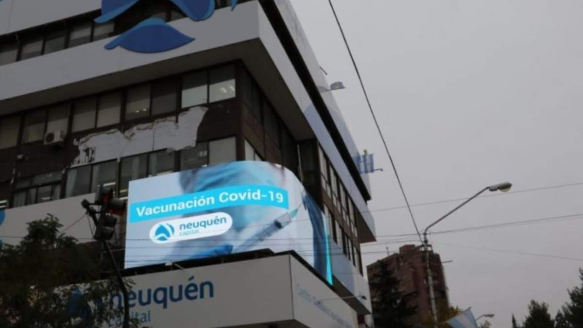 Pantalla informativa en Neuquén Capital. Fuente: (Twitter)