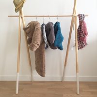 Con palos de escoba, argollas de madera y una tabla: creá este increíble mueble para tu living