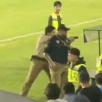 Guardia de seguridad amenaza con un arma a afición del Celaya en partido de Liga Expansión (Videos)