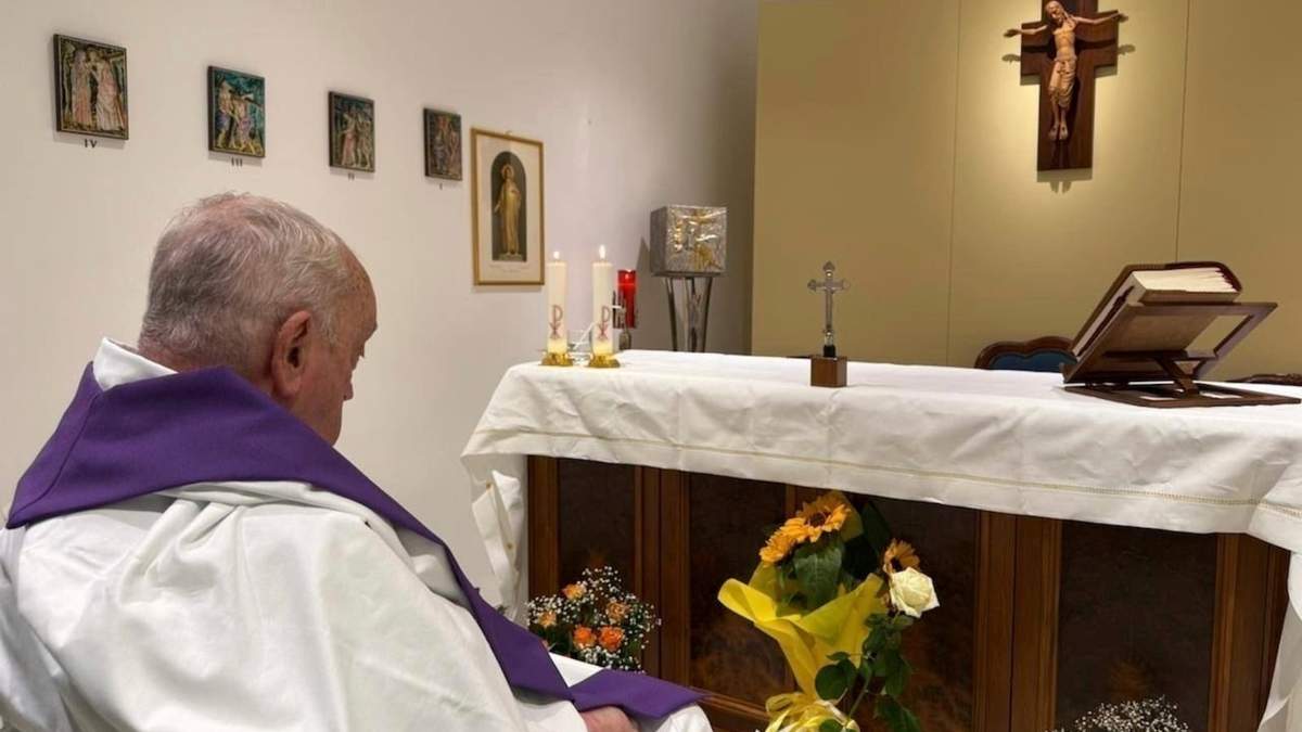 Esta imagen publicada por la Oficina de Prensa del Vaticano muestra al papa Francisco concelebrando una misa en su capilla privada en la Policlínica Agostino Gemelli en Roma, el 16 de marzo de 2025