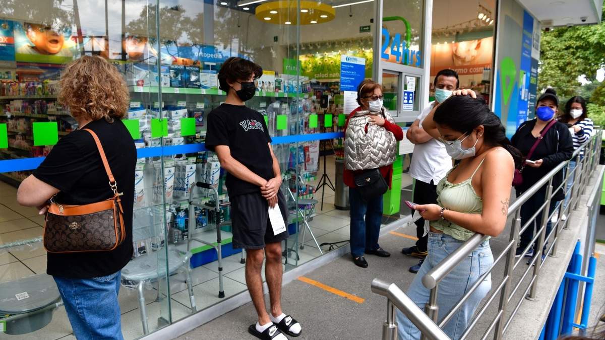 Filas en farmacias para la aplicación de la prueba de covid