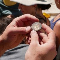 Hallaron un tesoro con miles de monedas romanas en unas antiguas termas de Italia