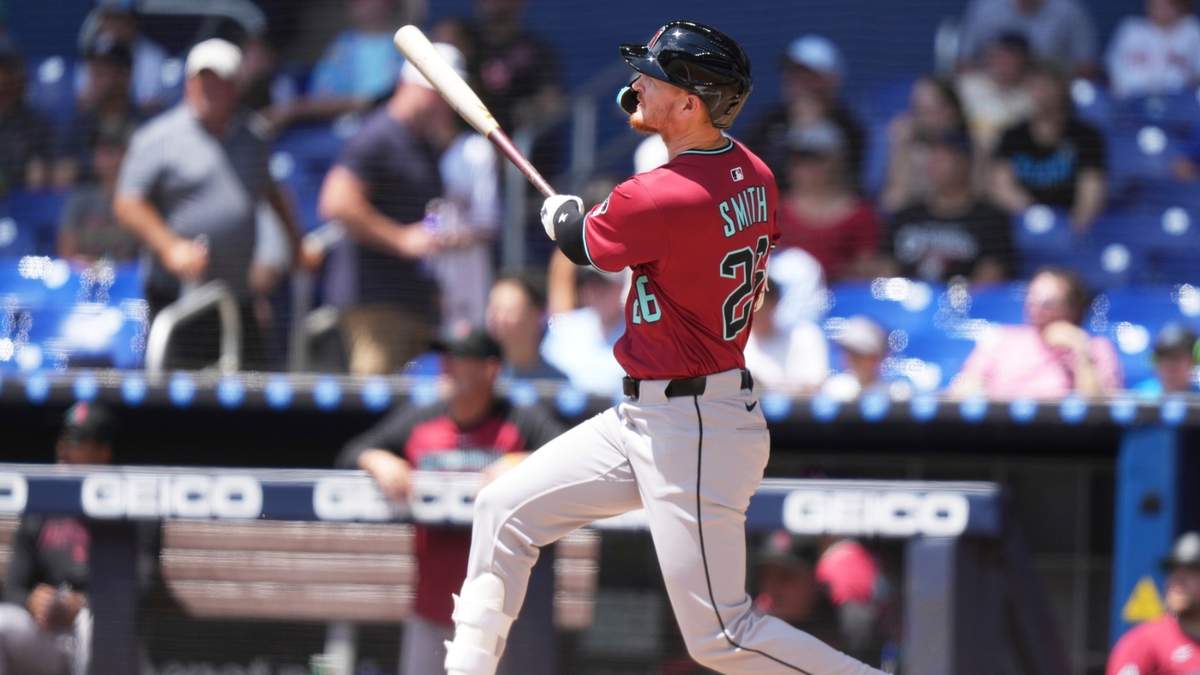 Pavin Smith, de los Diamondbacks de Arizona, conecta un jonrón solitario durante la primera entrada de un juego de béisbol contra los Marlins de Miami, el jueves 17 de abril de 2025, en Miami