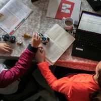 Chile dispuso que los padres pueden hacer teletrabajo durante el receso invernal de los hijos