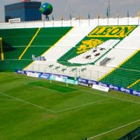 Roberto Zermeño toma posesión del estadio León; aficionados protestan
