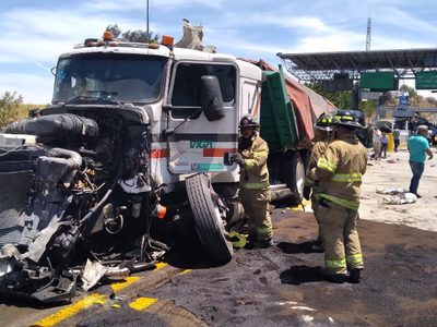 Tráiler sin frenos arrasa con cuatro autos en caseta de la autopista Tepic-Guadalajara