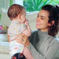 No la suelta: pegadita a mamá, Alba se robó todos los mimos durante este ritual de Agustina Cherri