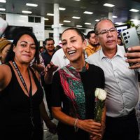 Sheinbaum pide a “corcholatas” unidad frente a encuesta de Morena; niega acarreo y “guerra sucia”