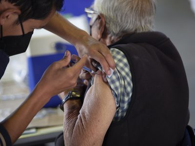 Vacuna de AstraZeneca es igual de efectiva que Pfizer en adultos mayores: OPS