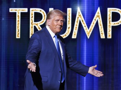 Trump asegura que en las encuestas va "mejor que nunca" y que los demócratas están desquiciados