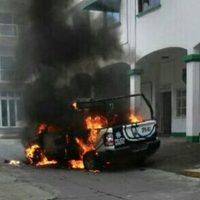 Toman alcaldía e incendian patrullas por desaparición del cura de Catemaco (Video)