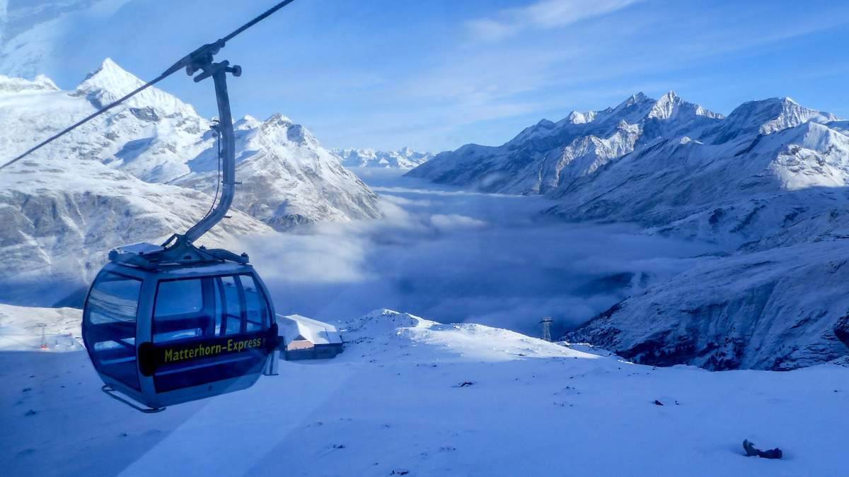 Una góndola vacía en Zermatt, Suiza