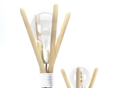 Con 3 palos de escoba y un balde de pintura vacío, hacé este fantástica lámpara para decorar tu living