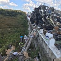 Camión de carga vuelca y cae sobre una pick up en Jalisco; hay 7 muertos