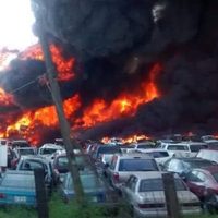 Incendio consume decenas de autos en un corralón de Tamaulipas (Video)