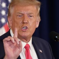 Donald Trump se retiró en la mitad de una conferencia de prensa