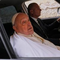 Un recuperado Papa Francisco visita prisión de Roma en su cita anual de Semana Santa