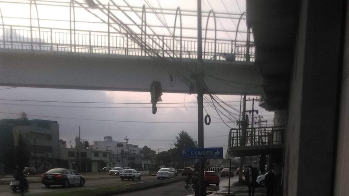 Puente peatonal en Toluca donde dejaron restos humanos