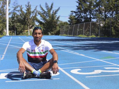 Él es Crisanto Grajales, el triatleta que nació con los tenis puestos