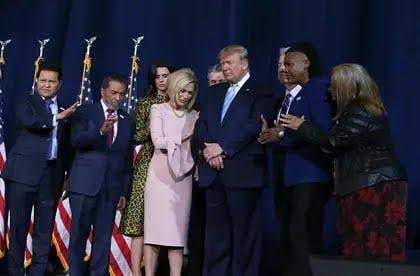 Un grupo de líderes evangélicos bendice a Trump durante un acto en Florida.