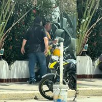Captan en VIDEO a extranjero que corre a un obrero por comer en la banqueta en Mazatlán