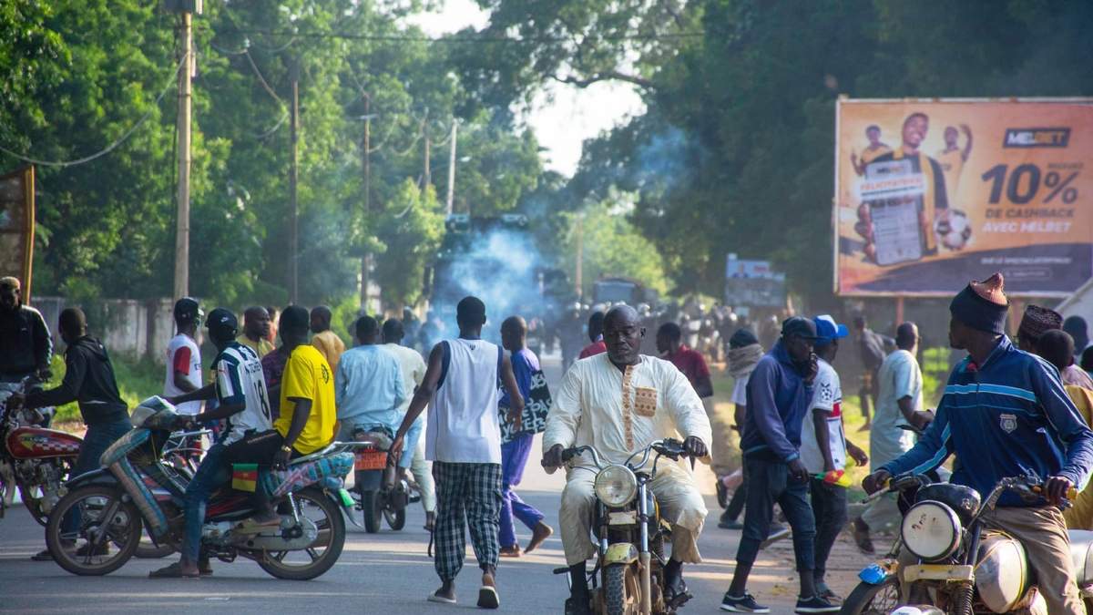 Partidarios del candidato presidencial Issa Tchiroma protestan en las calles de Garoua, Camerún, el domingo 26 de octubre de 2025