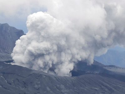 Increíble video desde Japón: el volcán Monte Aso entró en erupción y decenas tuvieron que correr