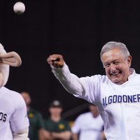 López Obrador reinaugura estadio de beisbol en Guasave