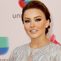 Angelique Boyer causa revuelo tras develar su amuleto de la suerte