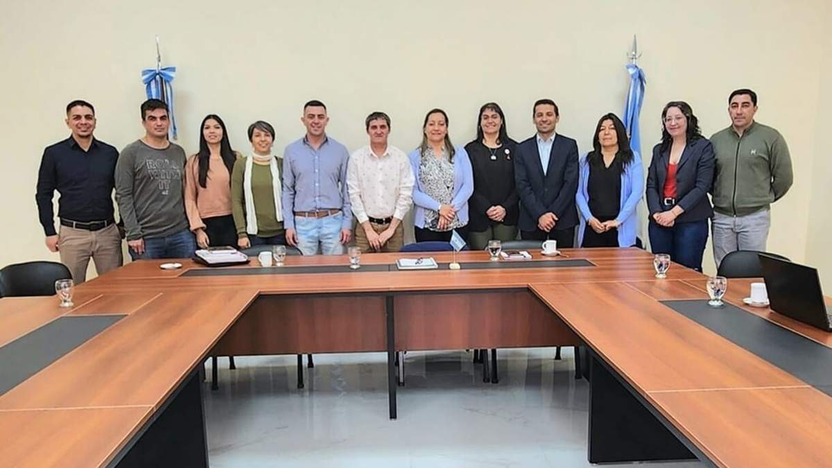 Albarracin junto a representantes del Concejo Delibernate de Chos Malal. Fuente: (Facebook)
