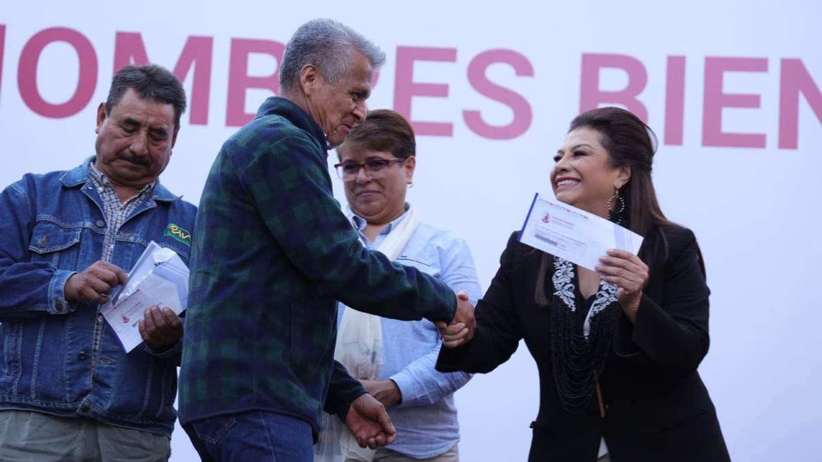 La jefa de Gobierno de la CDMX, Clara Brugada, en la entrega de apoyos Hombres Bienestar