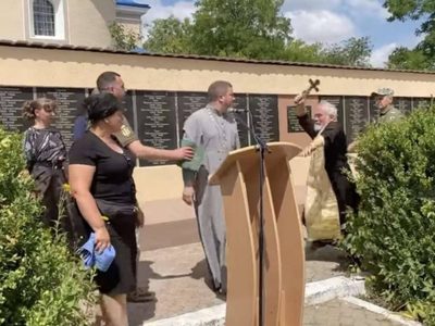 Sacerdote ruso ataca con un crucifijo a cura ucraniano durante un funeral y video se viraliza