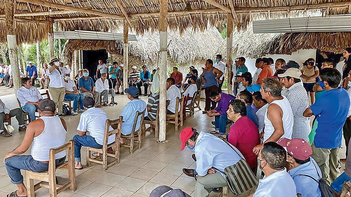 Jiménez Pons, exdirector de Fonatur, con generales mayas