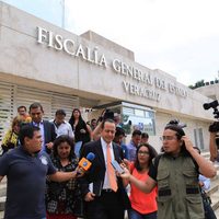 Sacan a periodistas de Fiscalía de Veracruz durante comparecencia de extitular de la SSP