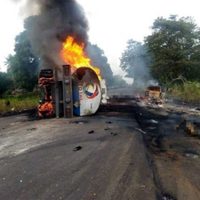 Explosión de pipa en Nigeria mata a 50 personas que recogían combustible