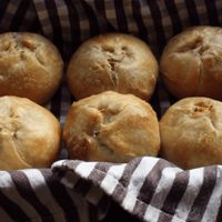 Prepará la receta de Knishes de papas y cebollas: hacelos como la bobe, con masa casera y todo su sabor