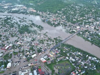 Ya son 4 muertos por lluvias en Veracruz; buscan crear un puente aéreo a zonas incomunicadas