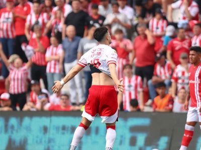 Instituto sorprendió y venció a Argentinos Juniors con polémicas