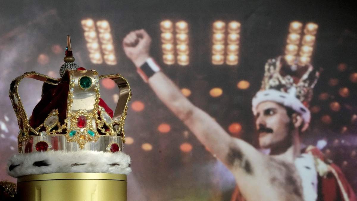 La corona característica de Freddie Mercury usada durante la gira 'Magic', en exhibición en las salas de subastas de Sotheby's en Londres