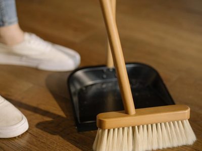 El truco de la abuela para que barrer con la escoba sea más efectivo